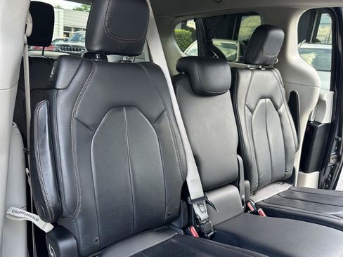 Used 2019 Chrysler Pacifica Touring-L FWD image 42