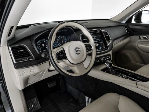 Used 2020 Volvo XC90 T5 Momentum image 2