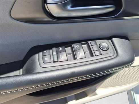Used 2023 Chrysler Pacifica Touring-L FWD image 12