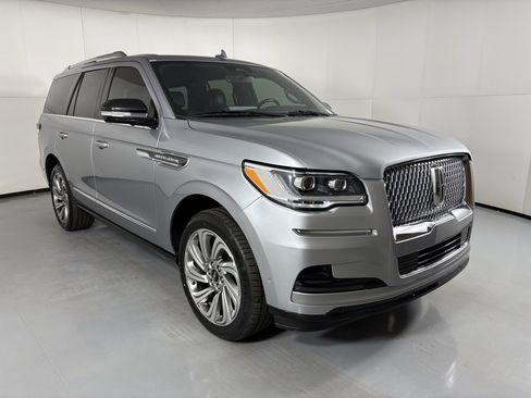 Used 2023 Lincoln Navigator Reserve image 2