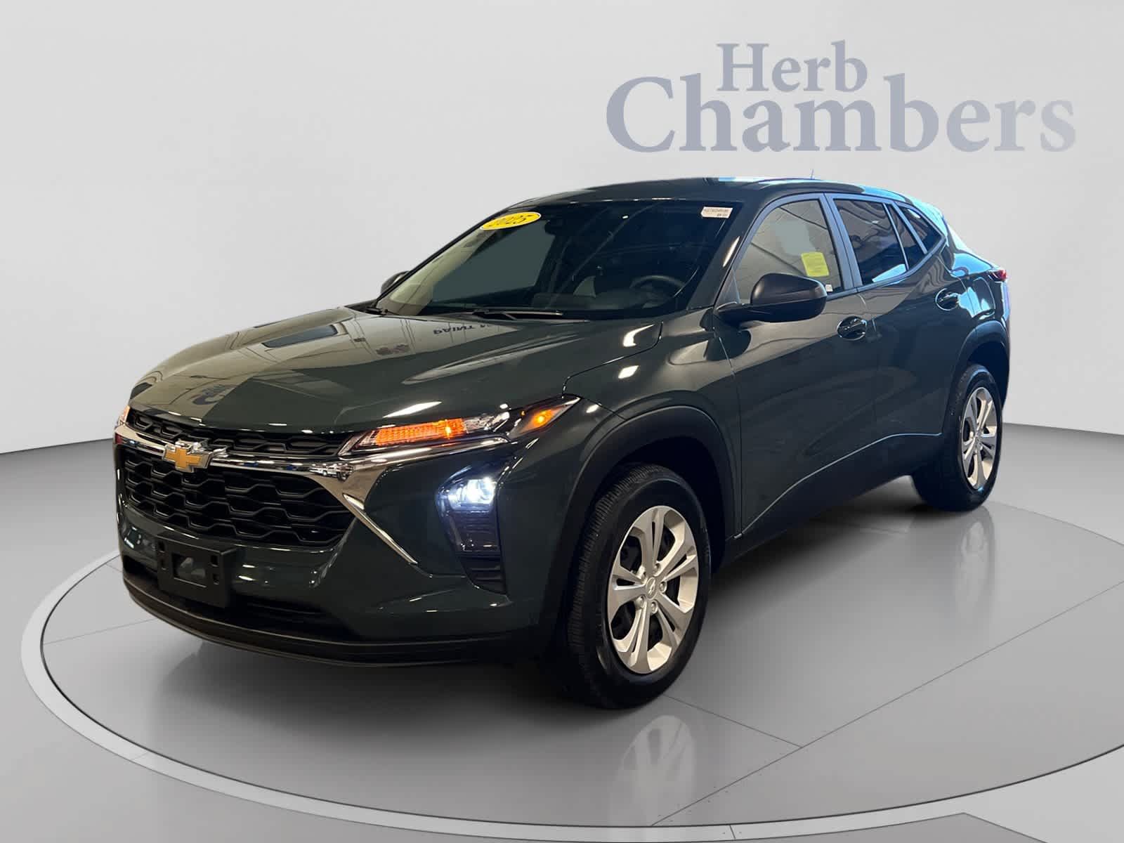 Used 2025 Chevrolet Trax LS FWD image 4