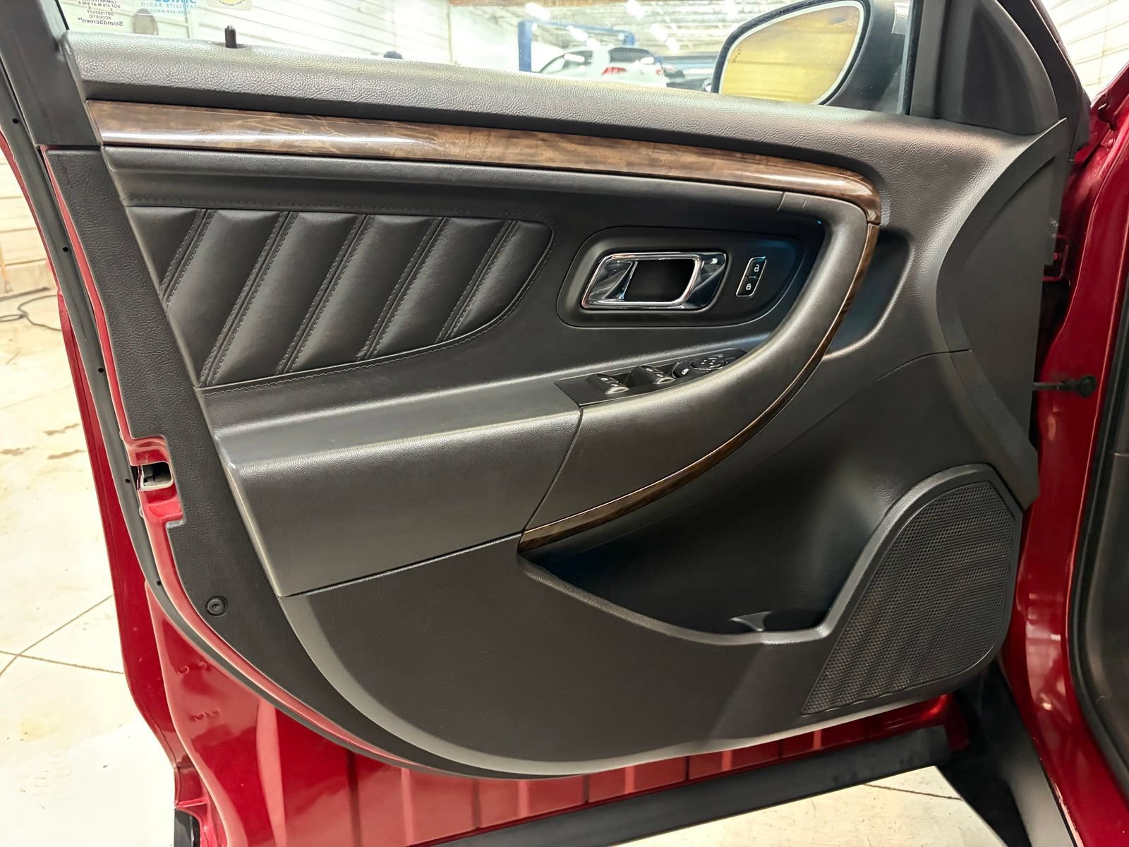 Used 2013 Ford Taurus Limited FWD image 11
