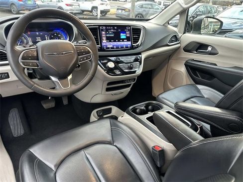 Certified 2023 Chrysler Pacifica Touring-L image 18
