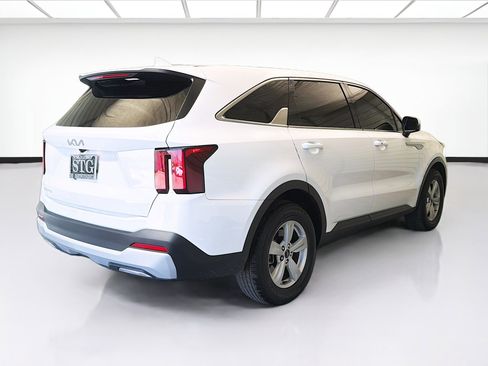 Used 2025 Kia Sorento LX FWD image 4