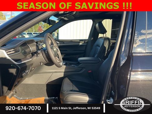 New 2025 Jeep Grand Cherokee Limited w/ Luxury Tech Group II image 17