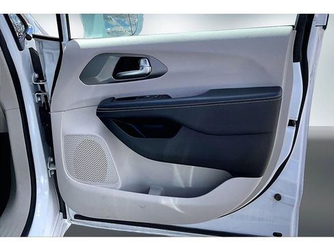 Used 2022 Chrysler Pacifica Touring-L w/ Uconnect Theater Family Group AWD/4WD image 24