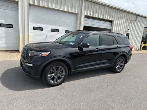 Used 2022 Ford Explorer XLT w/ Equipment Group 202A AWD/4WD image 14