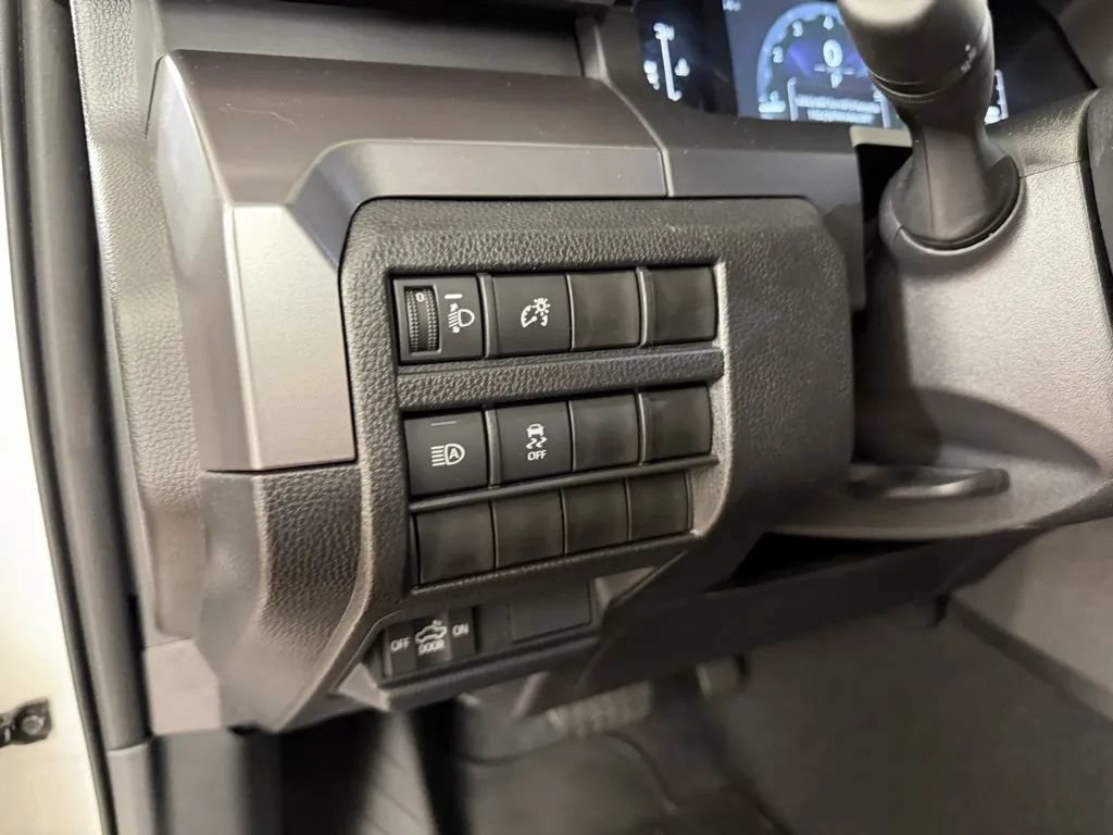 Used 2025 Toyota Tacoma SR5 AWD/4WD image 16