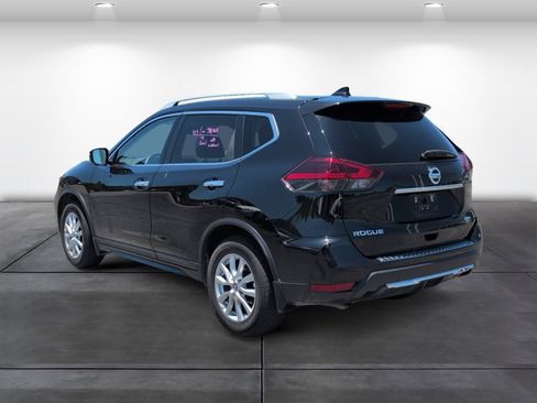 Used 2019 Nissan Rogue S w/ Special Edition Package FWD image 3