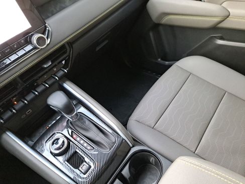 Used 2025 Chevrolet Colorado ZR2 w/ Technology Package image 25