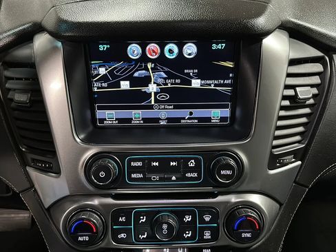 Used 2018 Chevrolet Suburban LT image 24