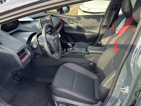 New 2025 Toyota Prius Plug-In Hybrid FWD image 8