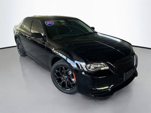 Used 2023 Chrysler 300 Touring L w/ Comfort Group image 2