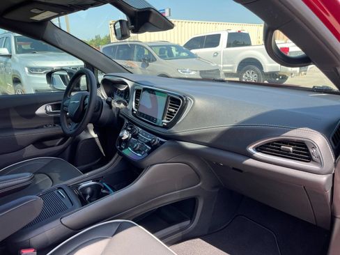 Used 2026 Chrysler Pacifica Limited w/ S Appearance Package FWD image 19