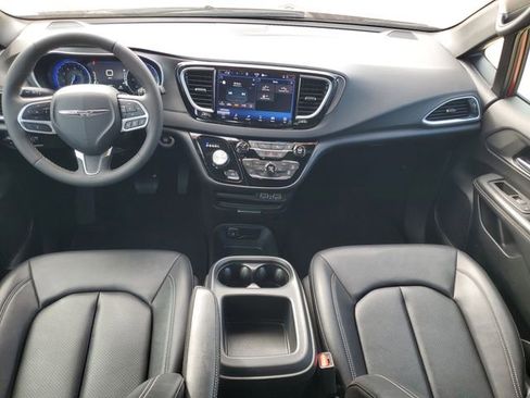 Used 2025 Chrysler Pacifica Select FWD image 32