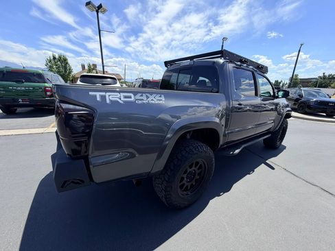 Used 2017 Toyota Tacoma TRD Off-Road w/ Premium & Technology Package AWD/4WD image 4