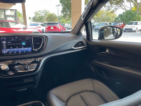 Used 2025 Chrysler Pacifica Select image 33