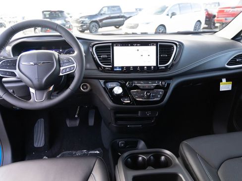 New 2026 Chrysler Pacifica Select image 10