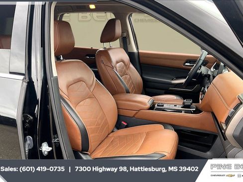 Used 2023 Nissan Pathfinder Platinum w/ Cargo Package AWD/4WD image 6