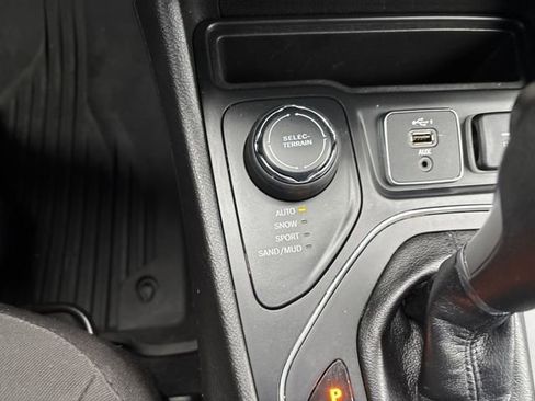 Used 2021 Jeep Cherokee Latitude w/ Mopar Interior Package AWD/4WD image 17