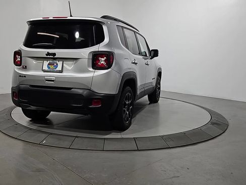 Used 2019 Jeep Renegade Altitude w/ UConnect 8.4 Nav Group AWD/4WD image 5