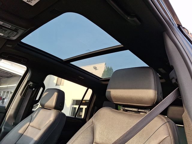 Certified 2023 Chevrolet Suburban Z71 w/ Luxury Package AWD/4WD image 16