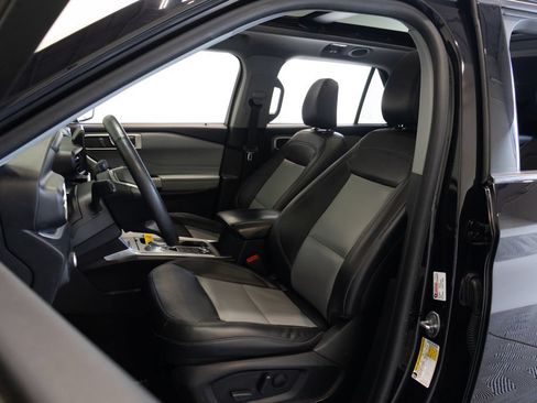 Used 2024 Ford Explorer XLT w/ Equipment Group 202A AWD/4WD image 19