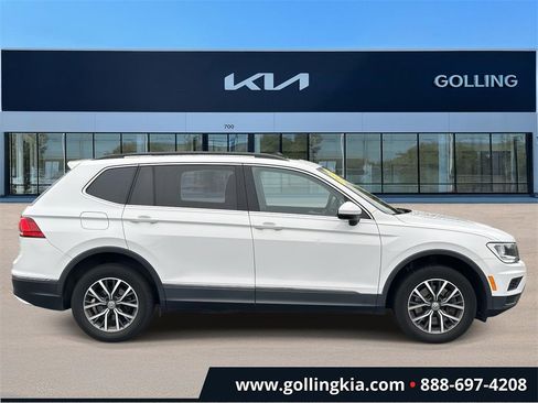 Used 2020 Volkswagen Tiguan SE w/ Panoramic Sunroof Package image 2
