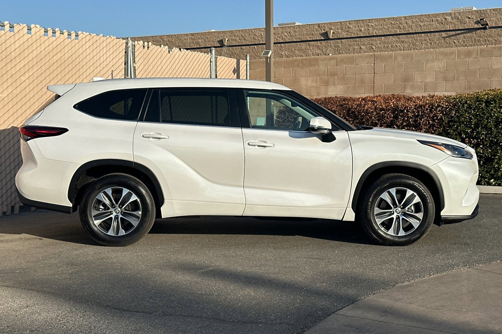 Used 2025 Toyota Highlander XLE FWD image 3