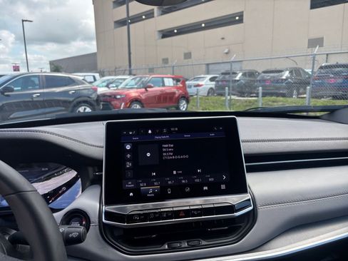 Used 2025 Jeep Compass Limited AWD/4WD image 17