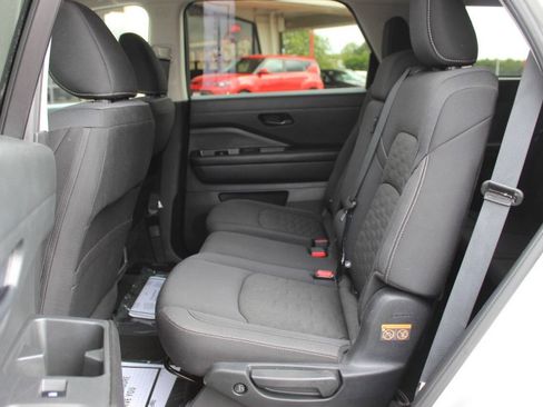 Used 2025 Nissan Pathfinder SV FWD image 18