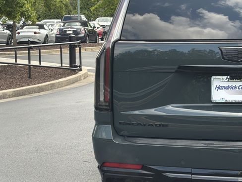 Used 2025 Cadillac Escalade ESV V AWD/4WD image 21