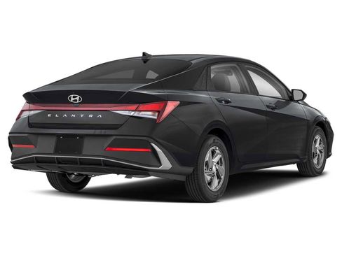 Used 2024 Hyundai Elantra SE FWD image 2