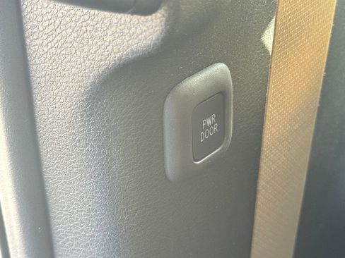 Used 2023 Toyota Sienna Limited image 41