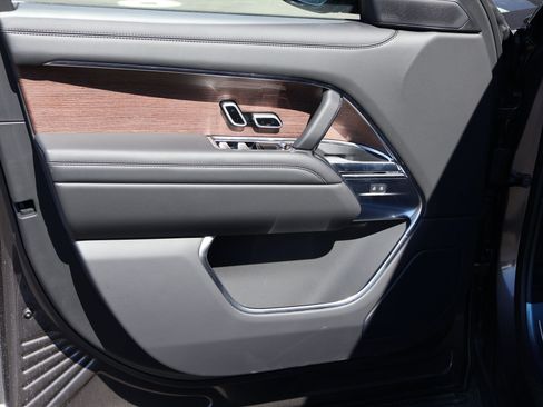 Used 2025 Land Rover Range Rover SE AWD/4WD image 17