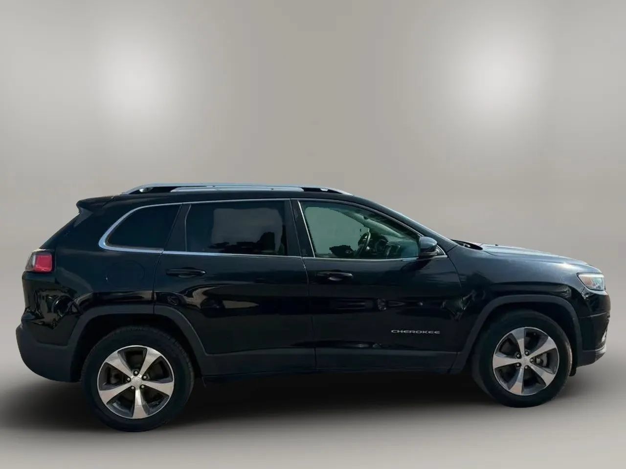 Used 2019 Jeep Cherokee Limited w/ Luxury Group AWD/4WD image 4