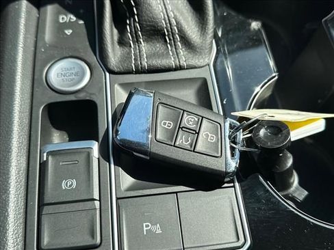 Used 2023 Volkswagen Atlas SE w/ Panoramic Sunroof Package FWD image 32