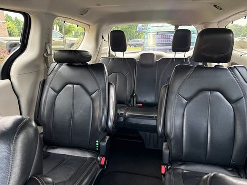 Used 2020 Chrysler Pacifica Touring-L FWD image 15