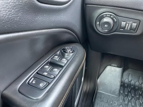 Used 2018 Jeep Compass Limited w/ Navigation Group FWD image 13