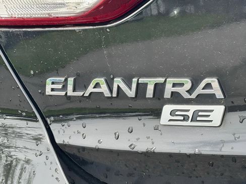 Used 2018 Hyundai Elantra SE FWD image 9