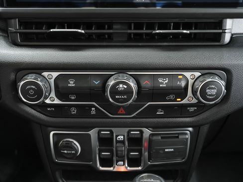 Used 2024 Jeep Gladiator Sport AWD/4WD image 14