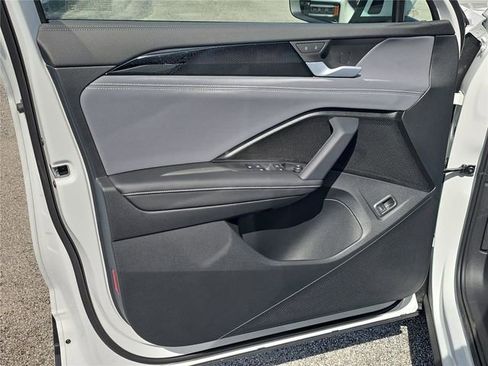 New 2026 Volkswagen Tiguan SE FWD image 13