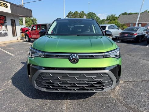 Used 2025 Volkswagen Taos SE AWD/4WD image 3