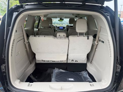 Used 2017 Chrysler Pacifica Limited w/ UConnect Theater Package FWD image 19