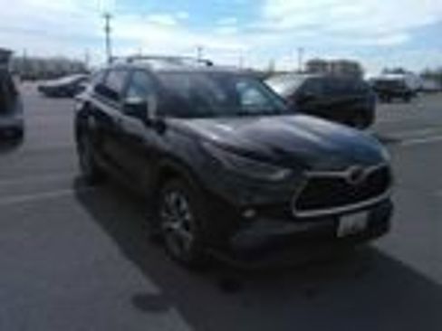 Used 2023 Toyota Highlander XLE image 1