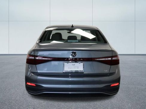 Used 2025 Volkswagen Jetta SE FWD image 4