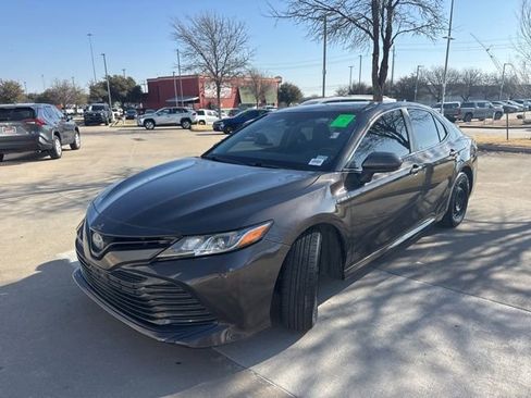 Used 2018 Toyota Camry LE image 6