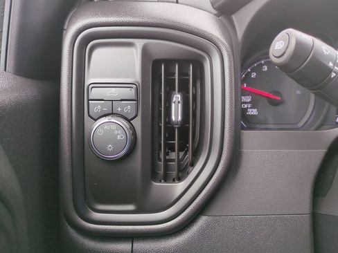 Used 2025 Chevrolet Silverado 1500 Custom image 17