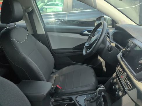 Used 2024 Volkswagen Taos SE FWD image 2