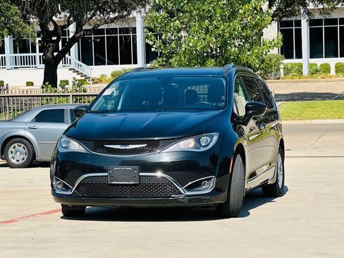 Used 2019 Chrysler Pacifica Touring-L FWD image 3